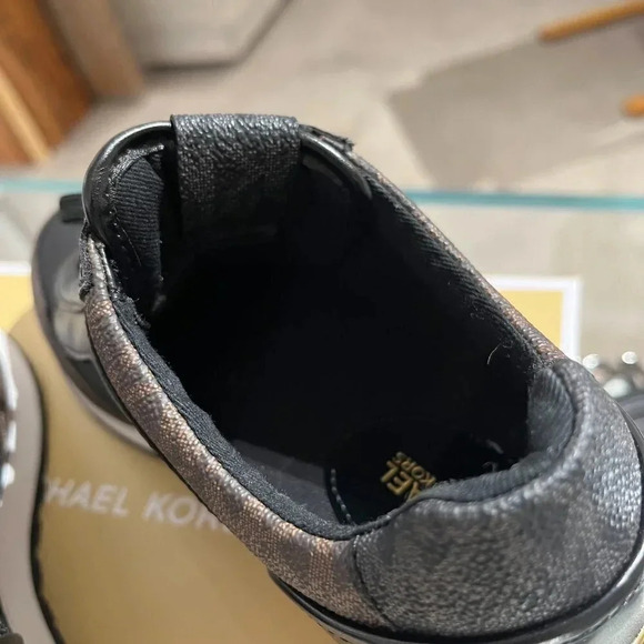MICHAEL KORS Maddy Logo Trainer [size 6.5 vs size 7] - Picture 8 of 11